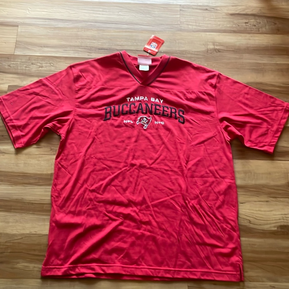 NWT men’s Tampa Bay Buccaneers Red Shirt short sleeve large